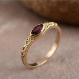 Goldener Vintage Ring mit rotem Kristall