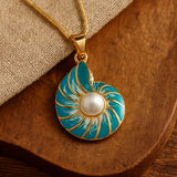 Perlen-Halskette mit blauer Muschel