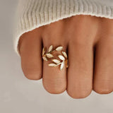 Pure - Verstellbarer Ring mit weißem Opal-Blatt