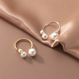Eleganter Ring mit drei Perlen