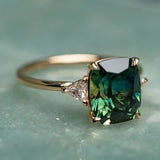 Vintage-inspirierter Goldring mit grünem Edelstein