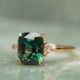 Vintage-inspirierter Goldring mit grünem Edelstein