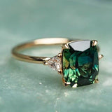 Vintage-inspirierter Goldring mit grünem Edelstein