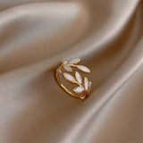Pure - Verstellbarer Ring mit weißem Opal-Blatt