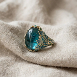 Eleganter Gold-Blütenring mit blauem Stein