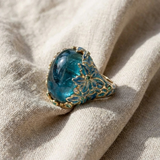 Eleganter Gold-Blütenring mit blauem Stein