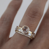 Gold-Ring-Set mit eingelegtem Kristall