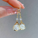 Goldene Ohrhänger mit weißem Opal und Drahtwicklung - Haller